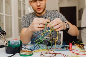 Domowe sposoby na uporządkowanie kabli i ładowarek