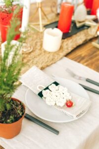 Proste pomysły na sezonową dekorację stołu